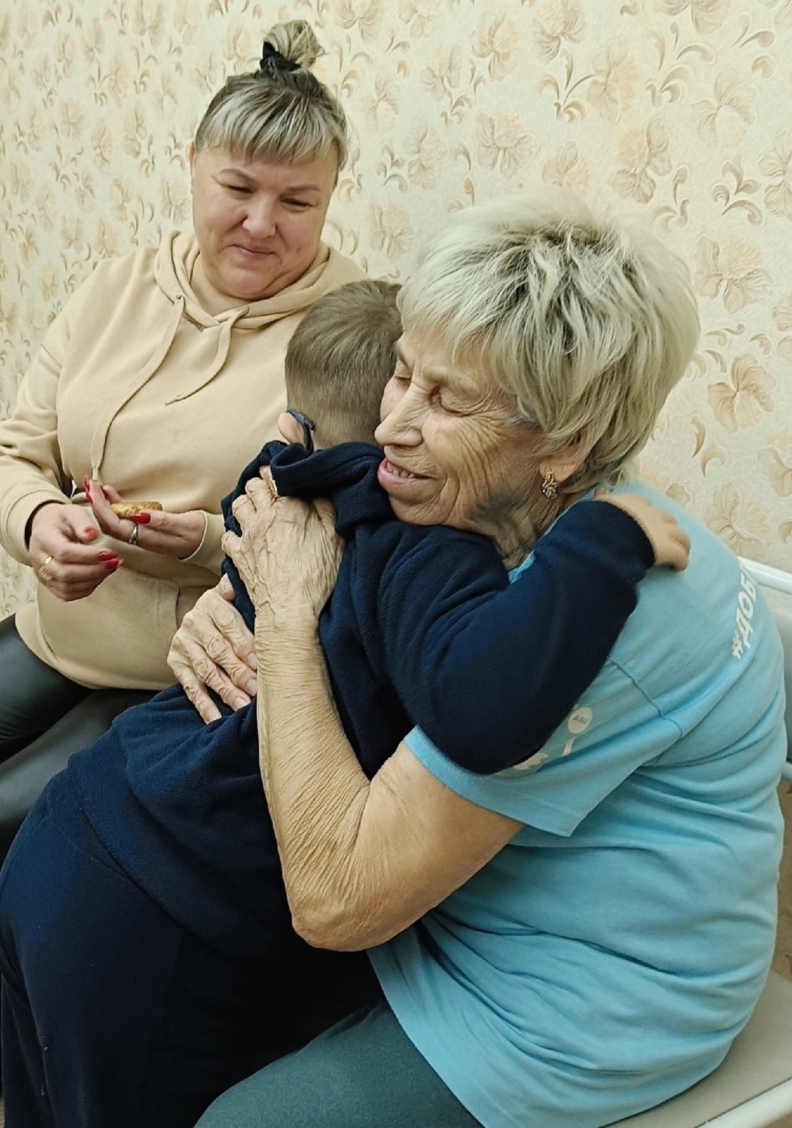 Серебряные» волонтеры отряда «Ветераночка» Валентина Малышева и Любовь Сидорова приняли участие в региональной акции «Испекла нам бабушка»