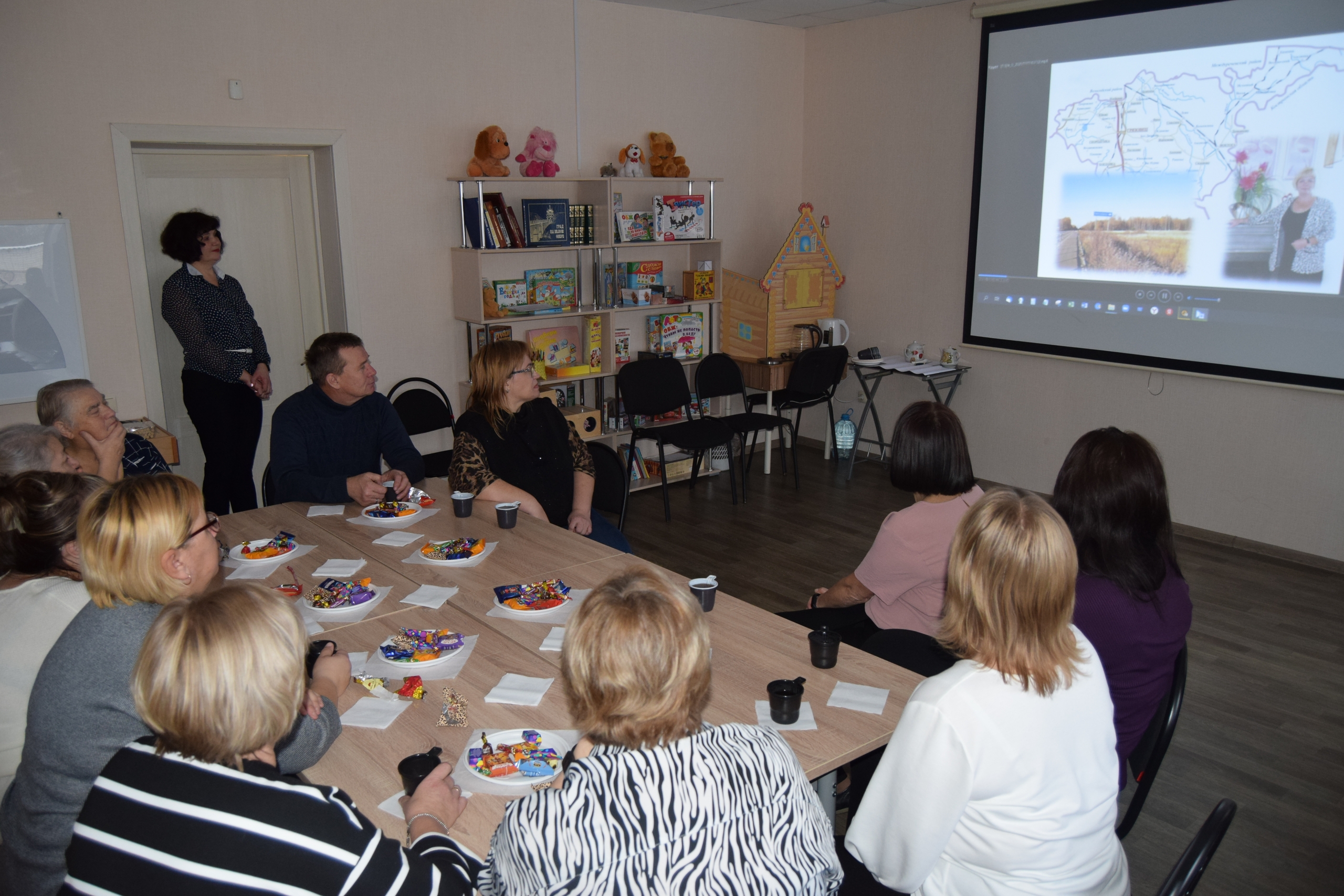 Клуб замещающих семей «Доброе сердце» провел предпраздничный вечер отдыха «В кругу друзей», посвященный Дню матери.