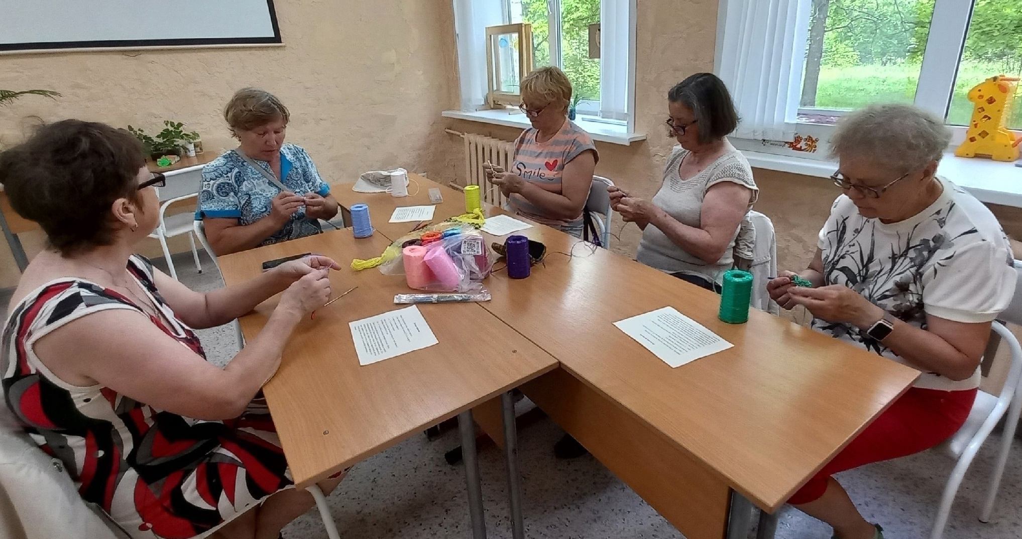 «Серебряные» волонтёры отряда «Ветераночка» из посёлка Вохтога вяжут мочалки для бойцов, находящихся в зоне специальной военной операции