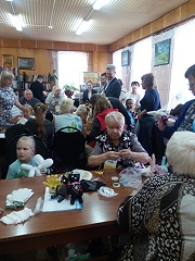 Волонтеры "серебряного" возраста проводили мастер-классы на праздничном мероприятии